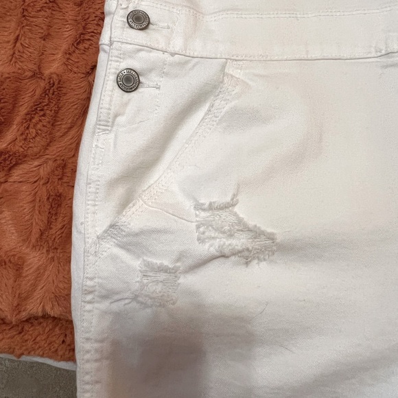 American Eagle White Cutoff Overalls. Size Medium - Picture 3 of 4